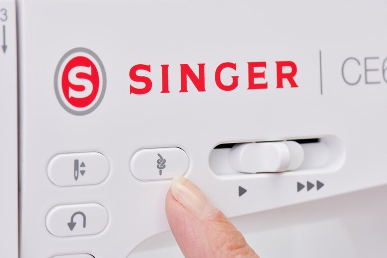 Snelheidsregelaar bij computergestuurde Singer Elite